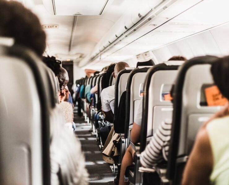 pessoas sentadas dentro de um avião