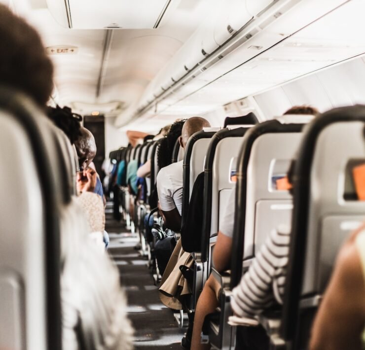 pessoas sentadas dentro de um avião