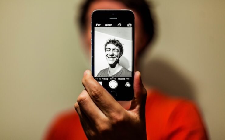 menino homem foto sorriso smartphone foto selfie