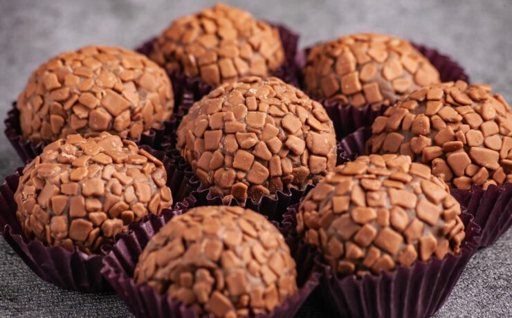 brigadeiros de chocolate recobertos com granulado callebeaut em forminhas de papel