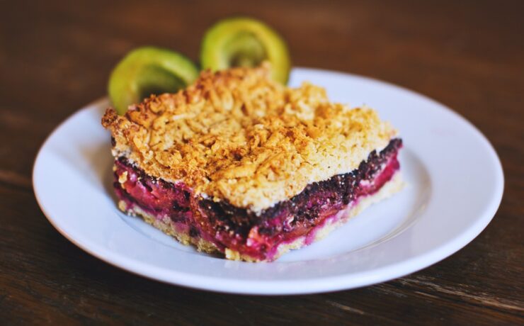 pedaço de crumble de frutas vermelhas sobre prato de porcelana branca