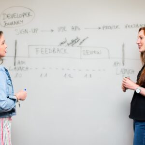 Mulheres observando e conversando no escritório
