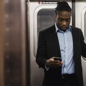 Homem ao telefone celular no metrô