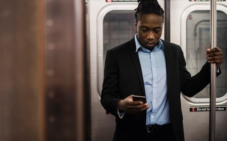 Homem ao telefone celular no metrô