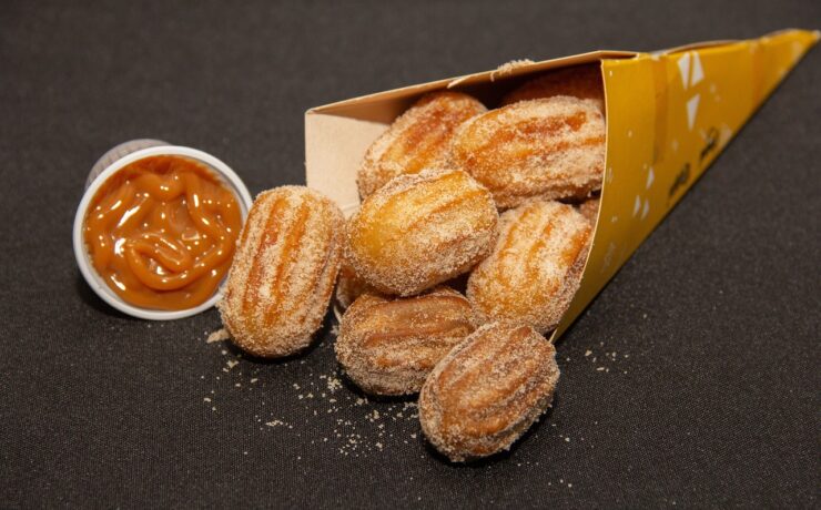 mini churros em cone de papel e potinho com doce de leite