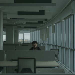 Homem solitário trabalhando em um escritório