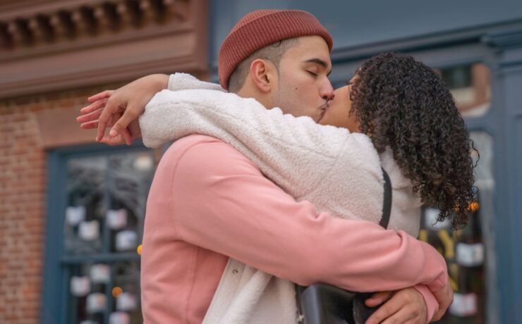 Casal abraçado se beijando