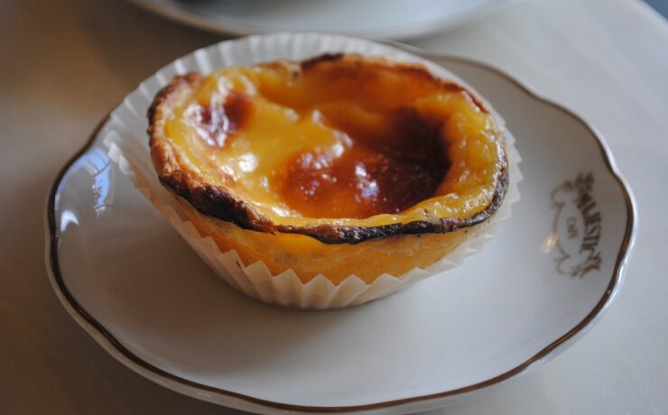 pastel de nata em forminha de papel sobre pires