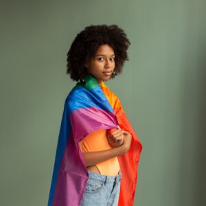 Mulher enrolada em uma bandeira da paz