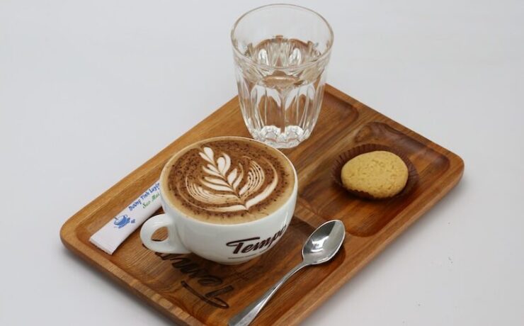 bandeja com café, copinho d'água, biscoito, colherzinha, açúcar