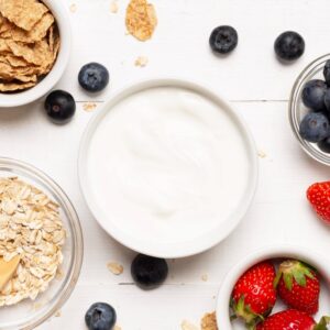 iogurte grego com frutas e aveia