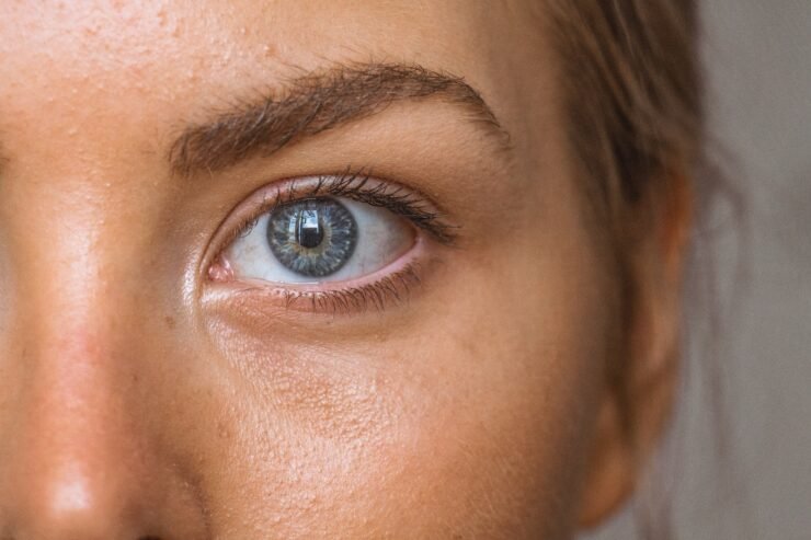 foto em close-up de parte do rosto de uma mulher com olhs azuis