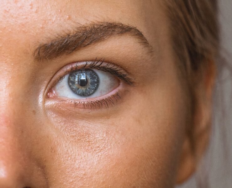 foto em close-up de parte do rosto de uma mulher com olhs azuis
