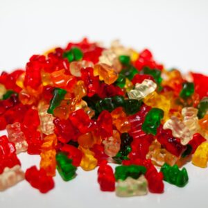 balinhas coloridas, balinhas em forma de urso balinhas espalhadas sobre mesa