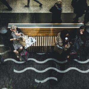 pessoas sentadas em um banco
