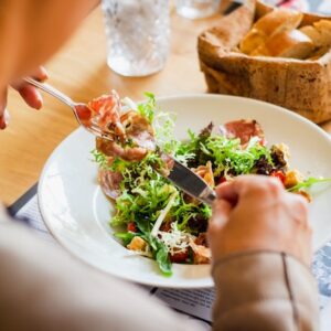 homem comendo uma salada