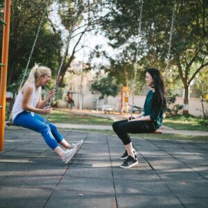amigos no balanço sorrindo e conversando