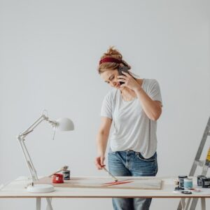 mulher desenhando enquanto fala ao telefone