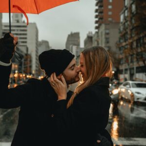 Casal se beijando na chuva