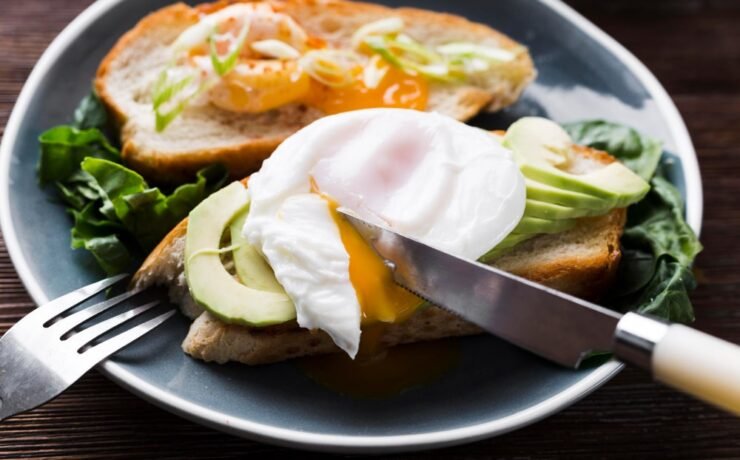 pane con uova e avocado