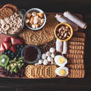 bandeja com vários biscoitos salgados, outros salgadinhos