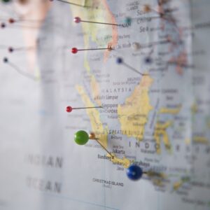 mapa mundi com alfinetes e alfinetes