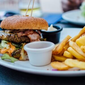 Bandeja com hambúrguer, fritas, molhos