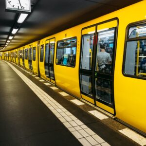 trem de metrô amarelo em um estação subterrânea