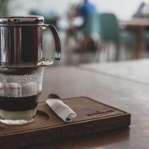 taça com leite, cafeteira sobre o copo com leita condensado