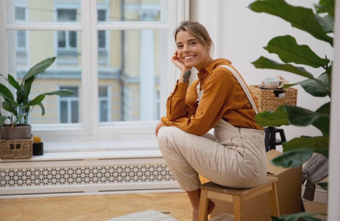 mulher na sala de estar sorrindo