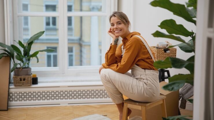 mulher na sala de estar sorrindo