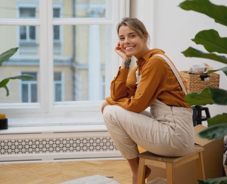 mulher na sala de estar sorrindo