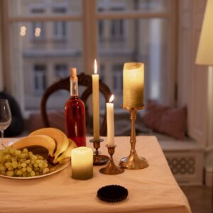 Sala de estar com luzes e velas e uma garrafa de vinho tinto