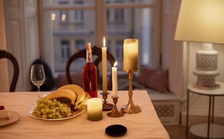 Sala de estar com luzes e velas e uma garrafa de vinho tinto