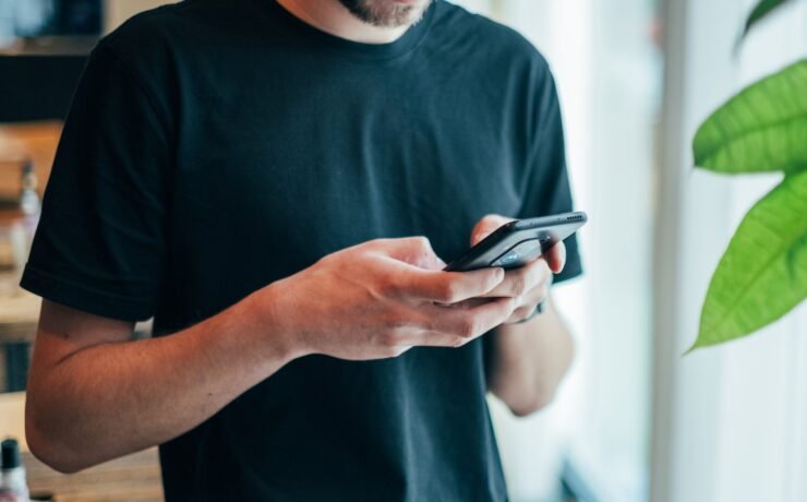 um homem usando um smartphone