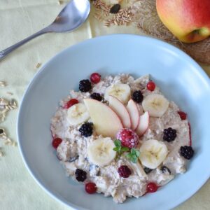 mingau de aveia com frutas com banana e maçã e frutas vermelhas