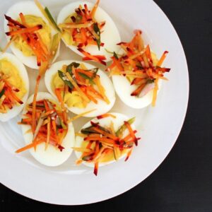 ovos cozidos temperados e com legumes
