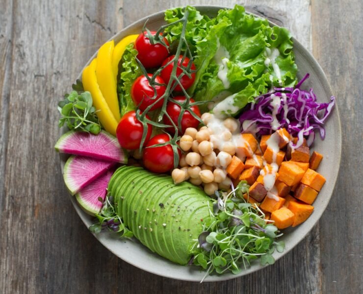 prato com vegetais, legumes, salada, alimentação saudável