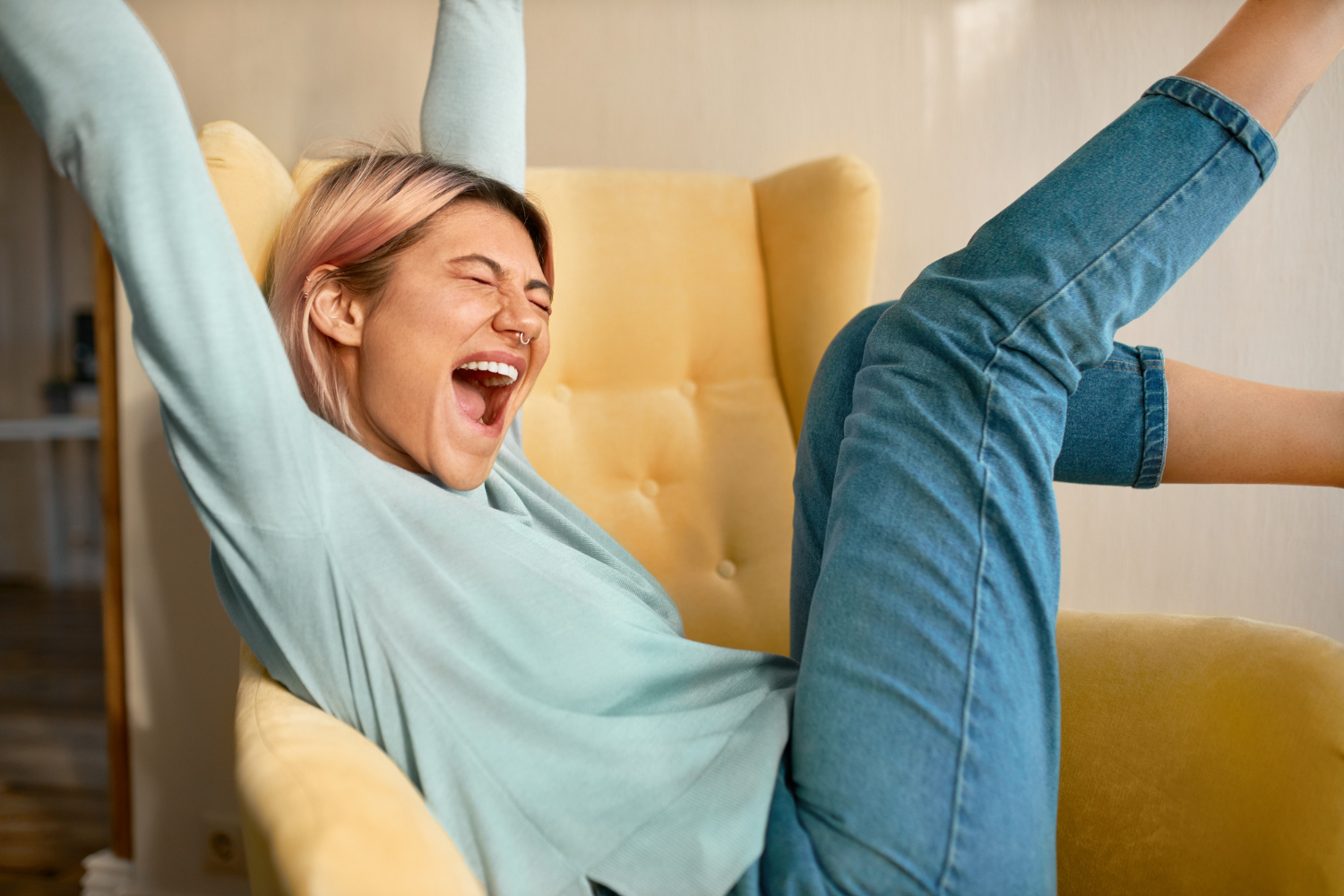 mulher jovem gritando de felicidade