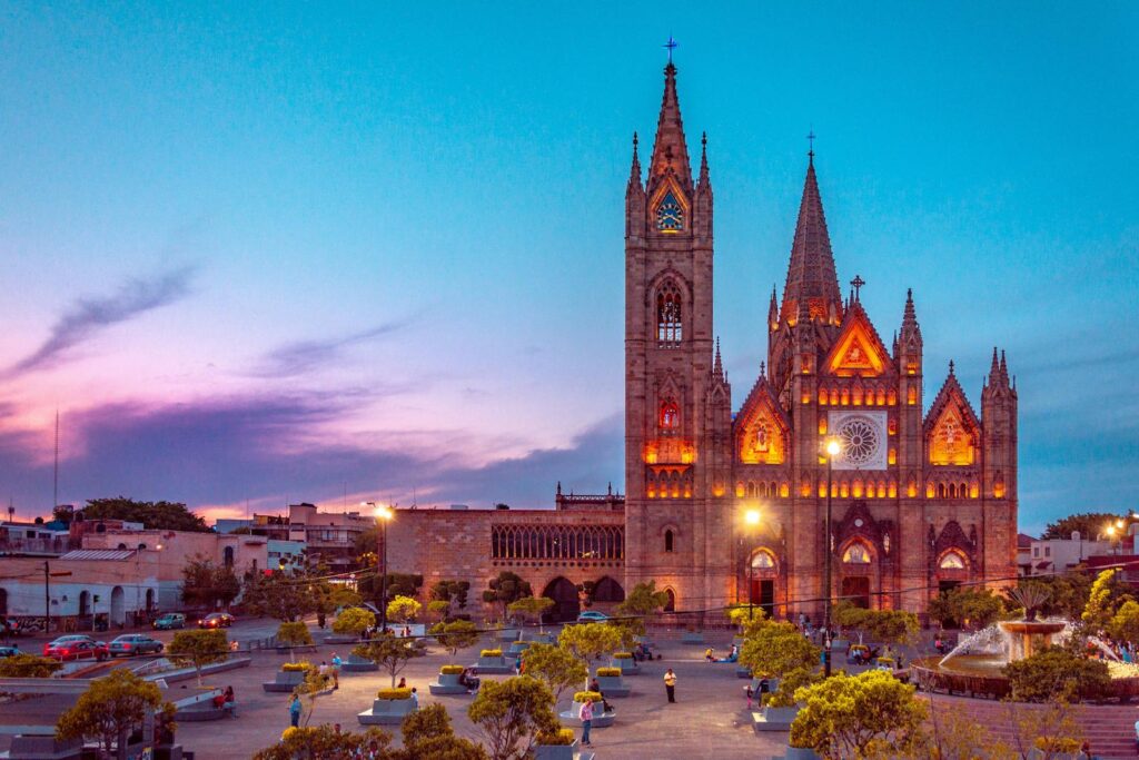 Vista deslumbrante do Templo Expiatorio em Guadalajara ao crepúsculo, com arquitetura iluminada.