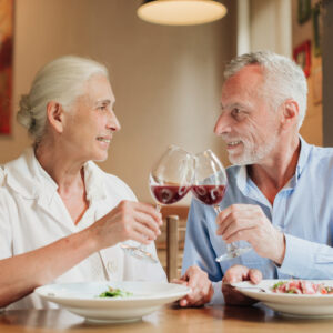 casal de aposentador jantando em um restaurante