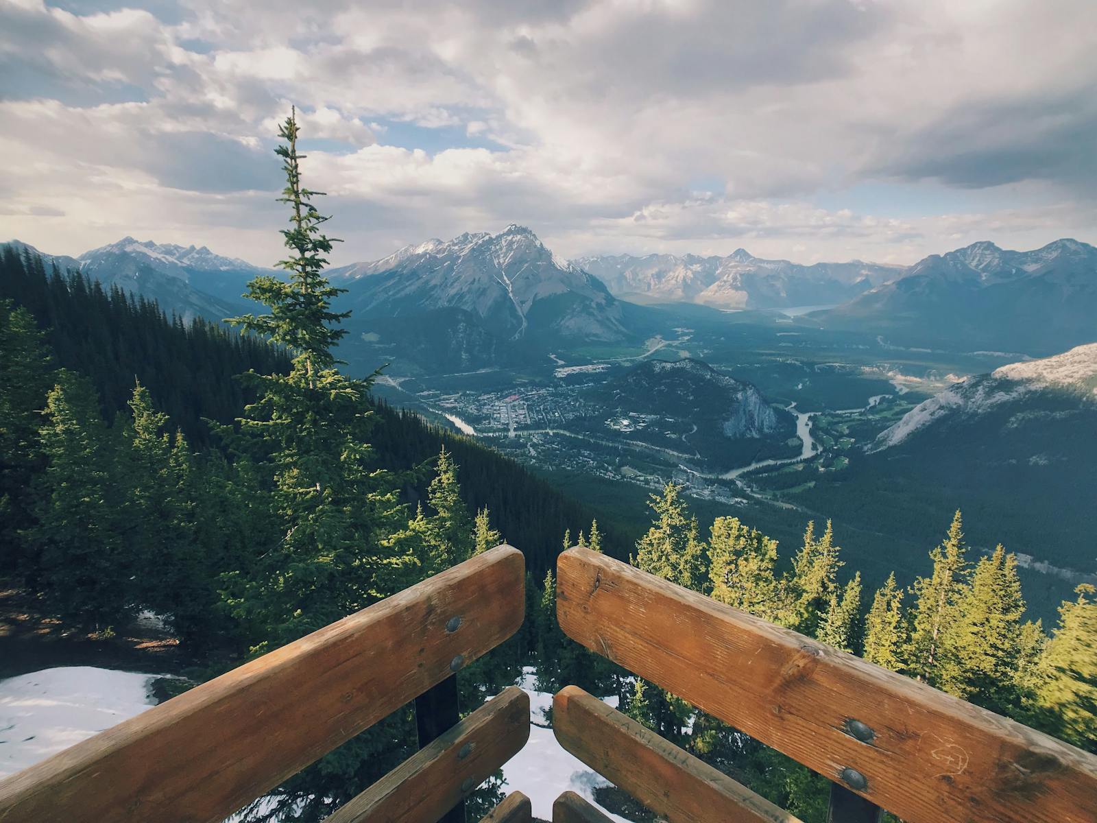 Vista deslumbrante do Parque Nacional de Banff com montanhas e árvores perenes.
