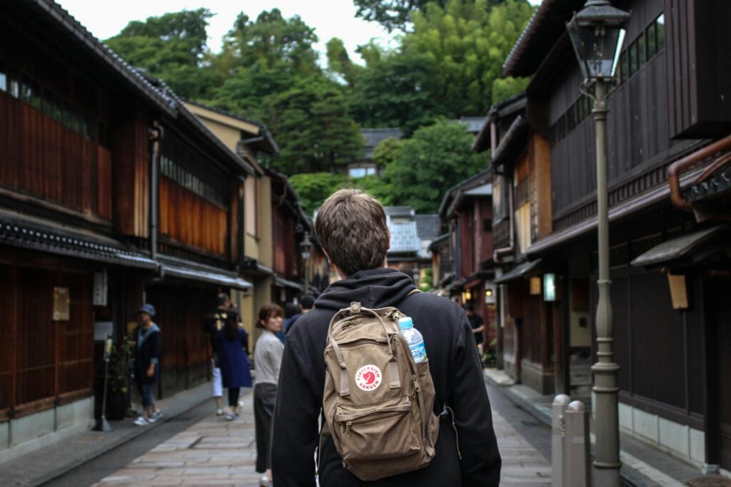 Turista explora um charmoso beco tradicional no Japão, capturando a essência cultural. Kanazawa 