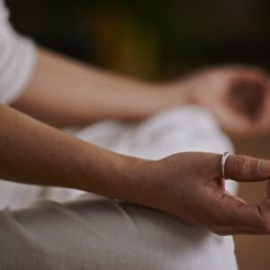 mulher meditando, meditação