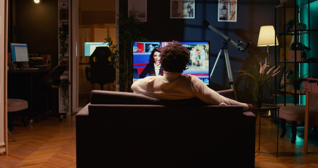 homem assistindo TV