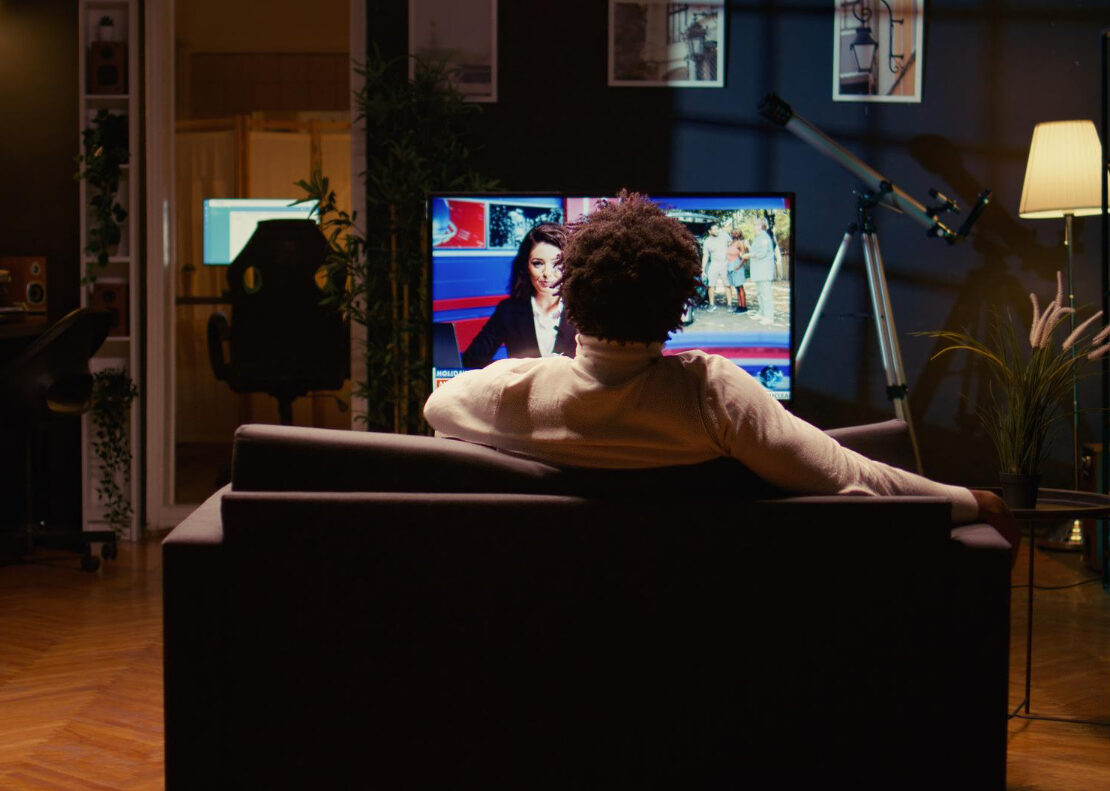 homem assistindo TV