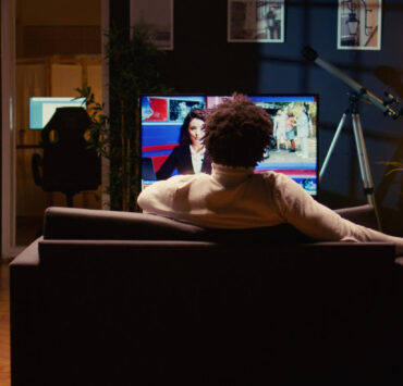 homem assistindo TV