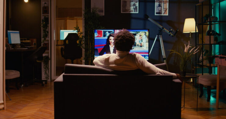 homem assistindo TV