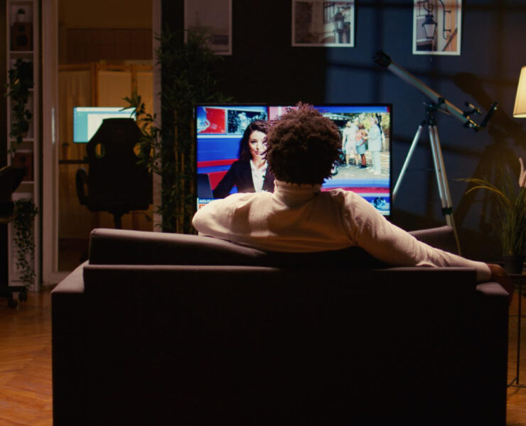 homem assistindo TV