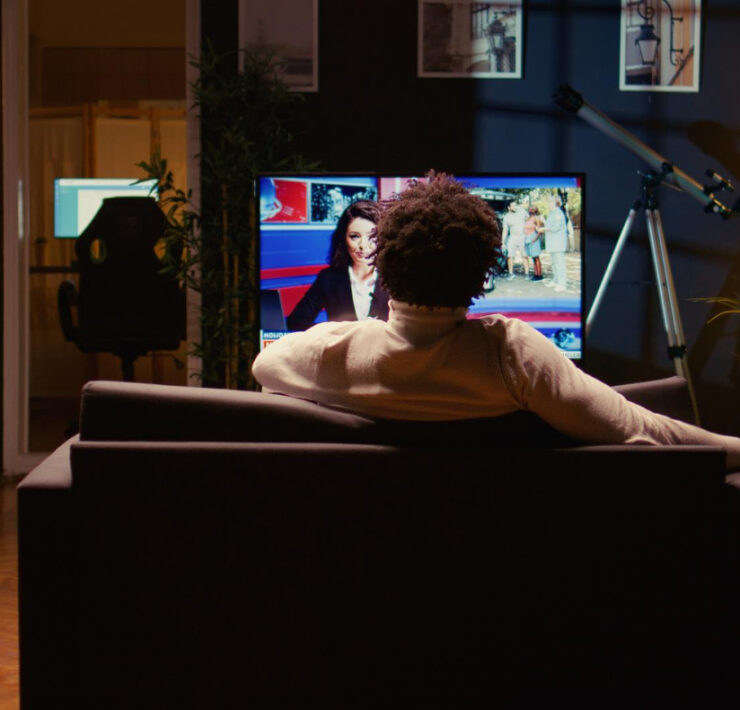 homem assistindo TV